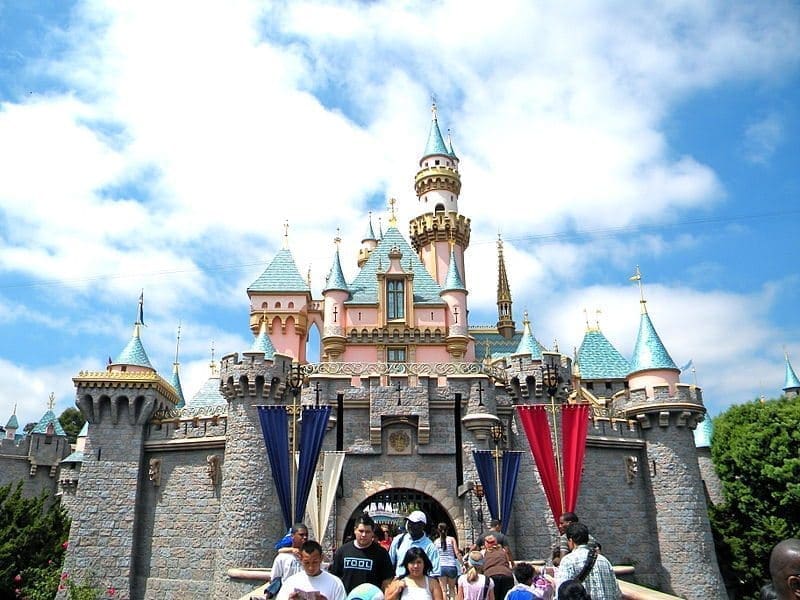 800px-DisneylandCastle